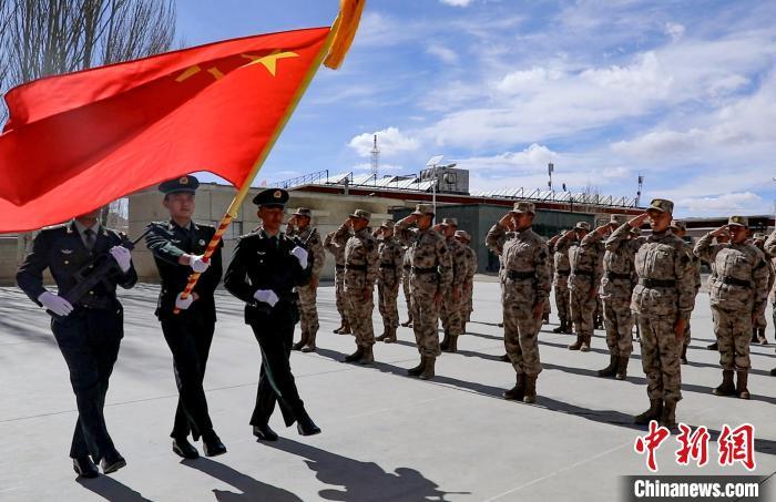 圖為授銜現(xiàn)場迎軍旗。　劉曉東 攝