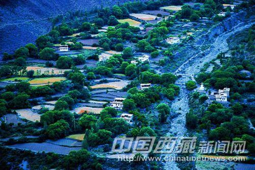 昌都地區(qū)耕地分散零碎，只適合個體家庭經(jīng)營，所以沒有形成衛(wèi)藏常見的莊園經(jīng)濟。。