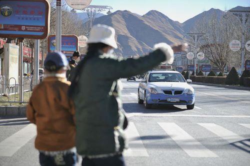 市民招手攔出租車。記者 王茂松 攝