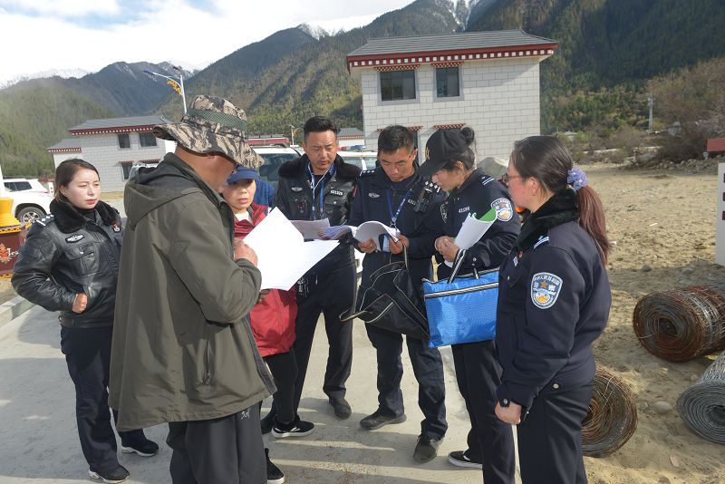 圖為：林芝巴宜區(qū)公安局黨委班子古都、唐瓊?cè)A同志前往易地扶貧搬遷點(diǎn)開展相關(guān)工作.jpg