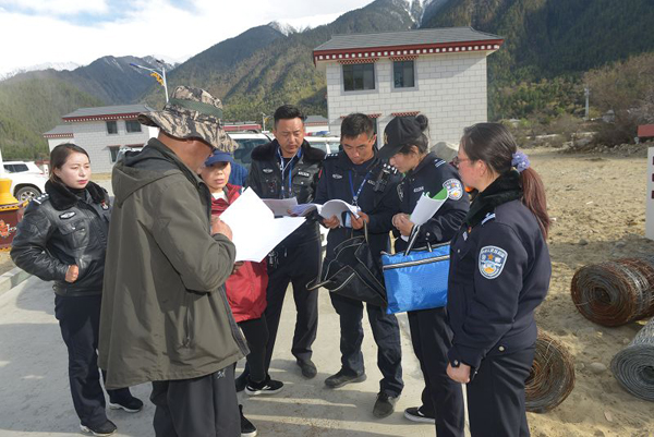 圖為：林芝巴宜區(qū)公安局黨委班子古都、唐瓊?cè)A同志前往易地扶貧搬遷點開展相關(guān)工作.jpg