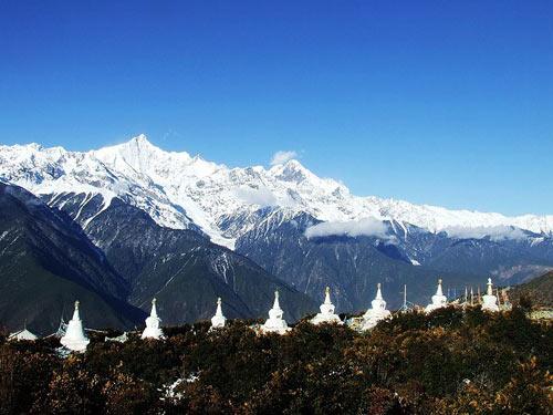 佛塔與雪山