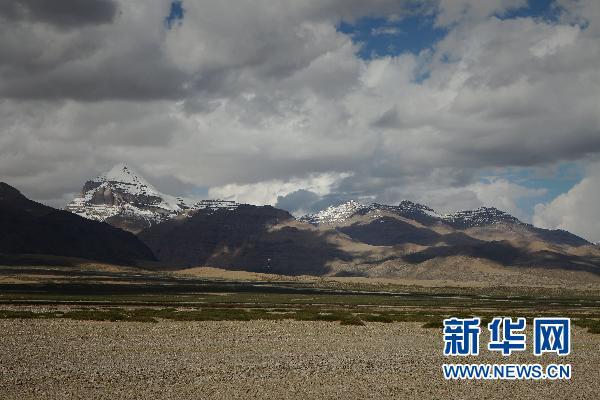 西藏阿里的神山圣湖