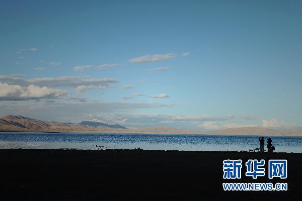 西藏阿里的神山圣湖