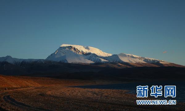 西藏阿里的神山圣湖