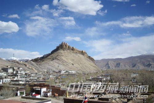 遠眺宗山城堡  彭月圓 攝