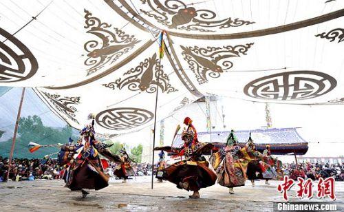 西藏山南地區(qū)桑耶寺僧人表演神舞。（李林/攝）