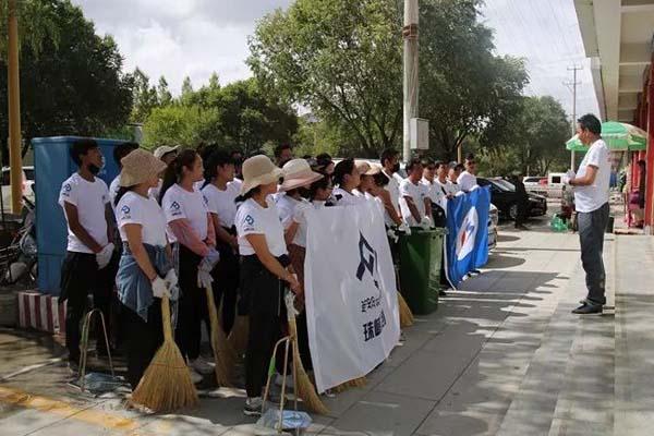 圖為富民公司董事長巴桑頓珠正在進(jìn)行動(dòng)員講話。.jpg