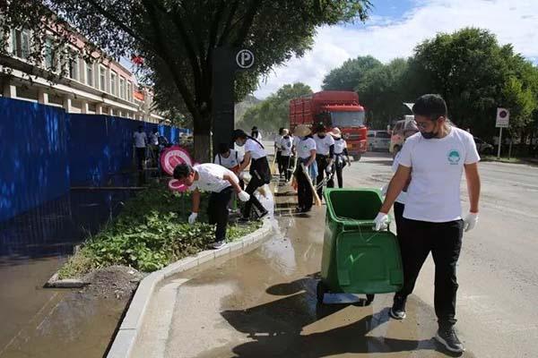 圖為員工們正在清理道路兩側(cè)的垃圾。.jpg