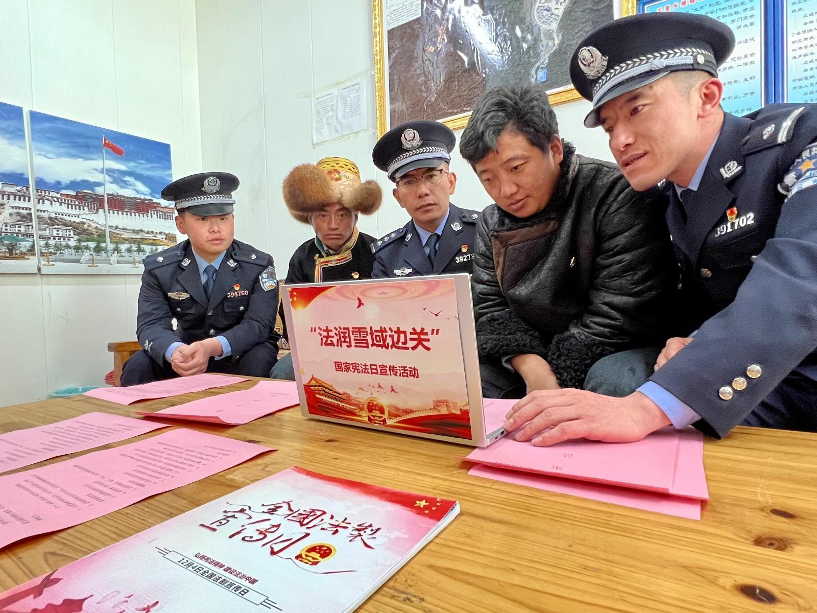 圖為玉麥邊境派出所民警為轄區(qū)群眾普及法律知識(shí) 索朗次旺 攝.jpg