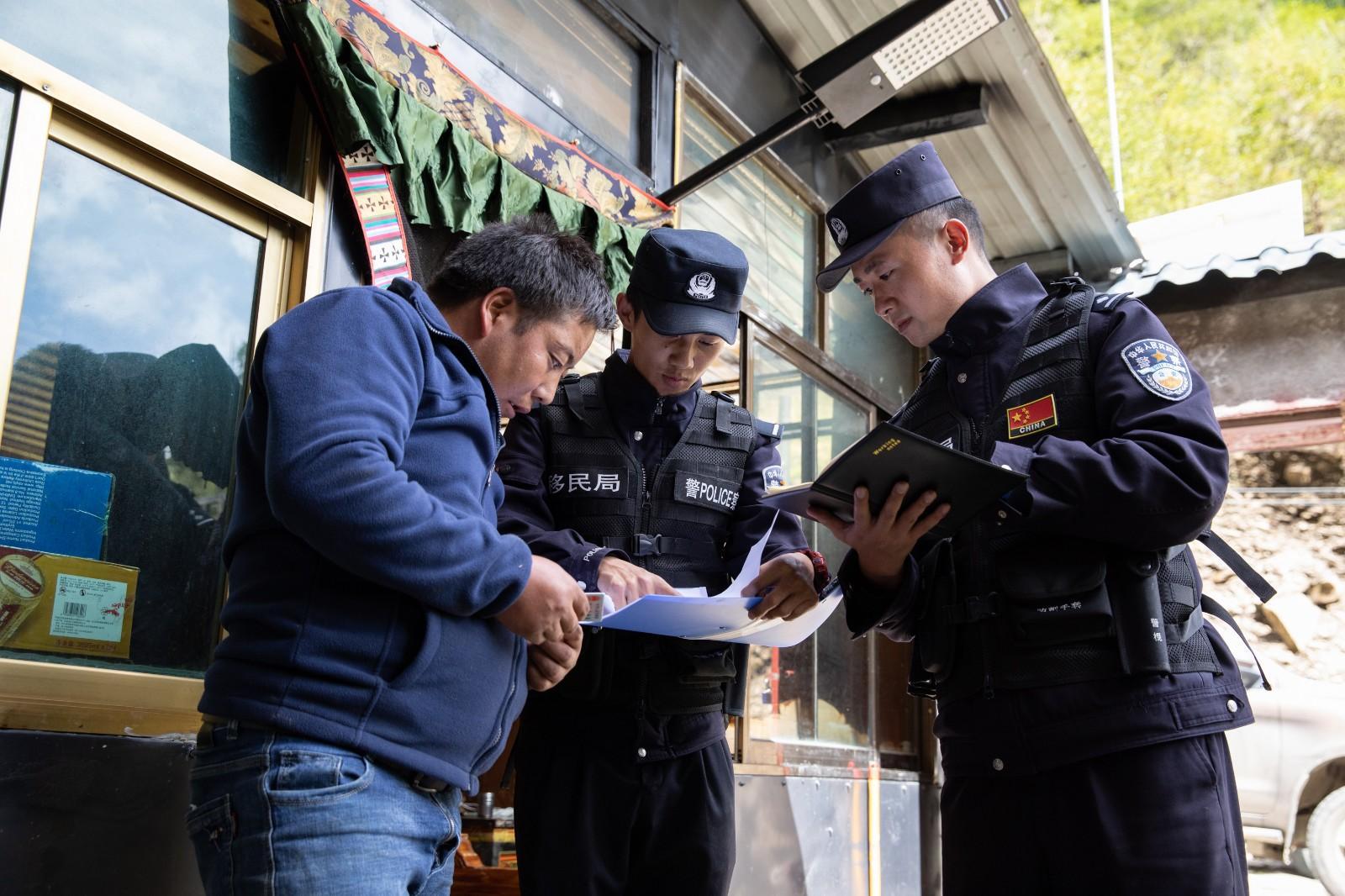 圖為玉麥邊境派出所派出所民警正在采集轄區(qū)群眾基本信息.jpg