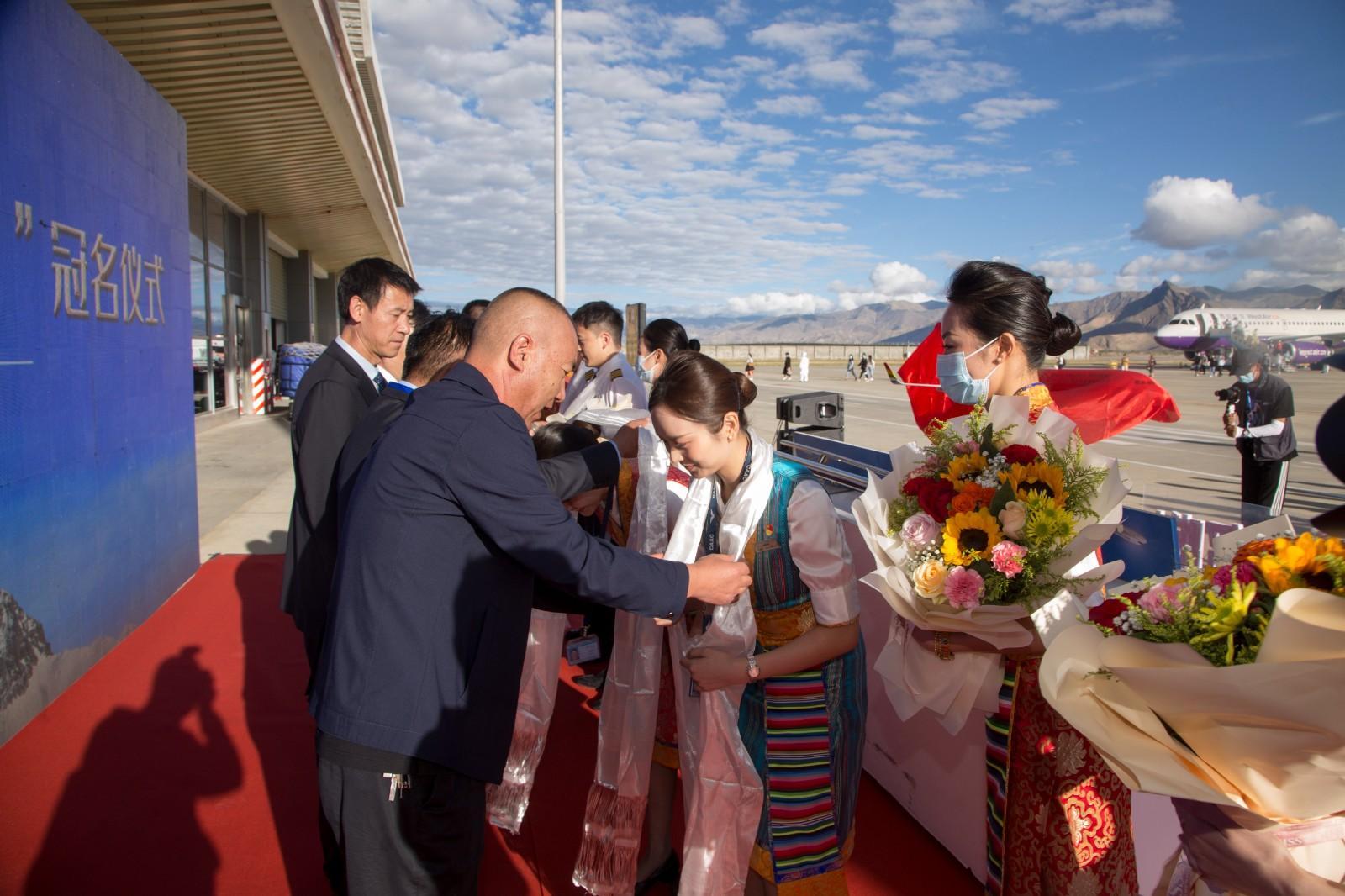 9向首航機(jī)組獻(xiàn)上哈達(dá)和鮮花.JPG