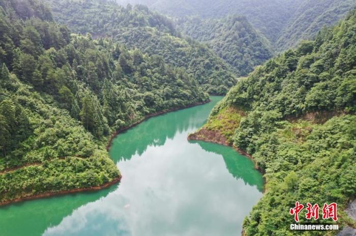 資料圖：圖為貴州劍河縣岑松鎮(zhèn)南岑水庫的山水風(fēng)光。 楊家孟 攝