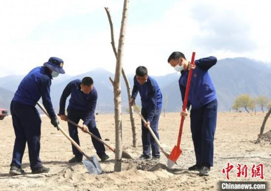 林芝市巴宜區(qū)森林消防中隊(duì)志愿服務(wù)隊(duì)正在平坑?！∥骼@拉翁 攝