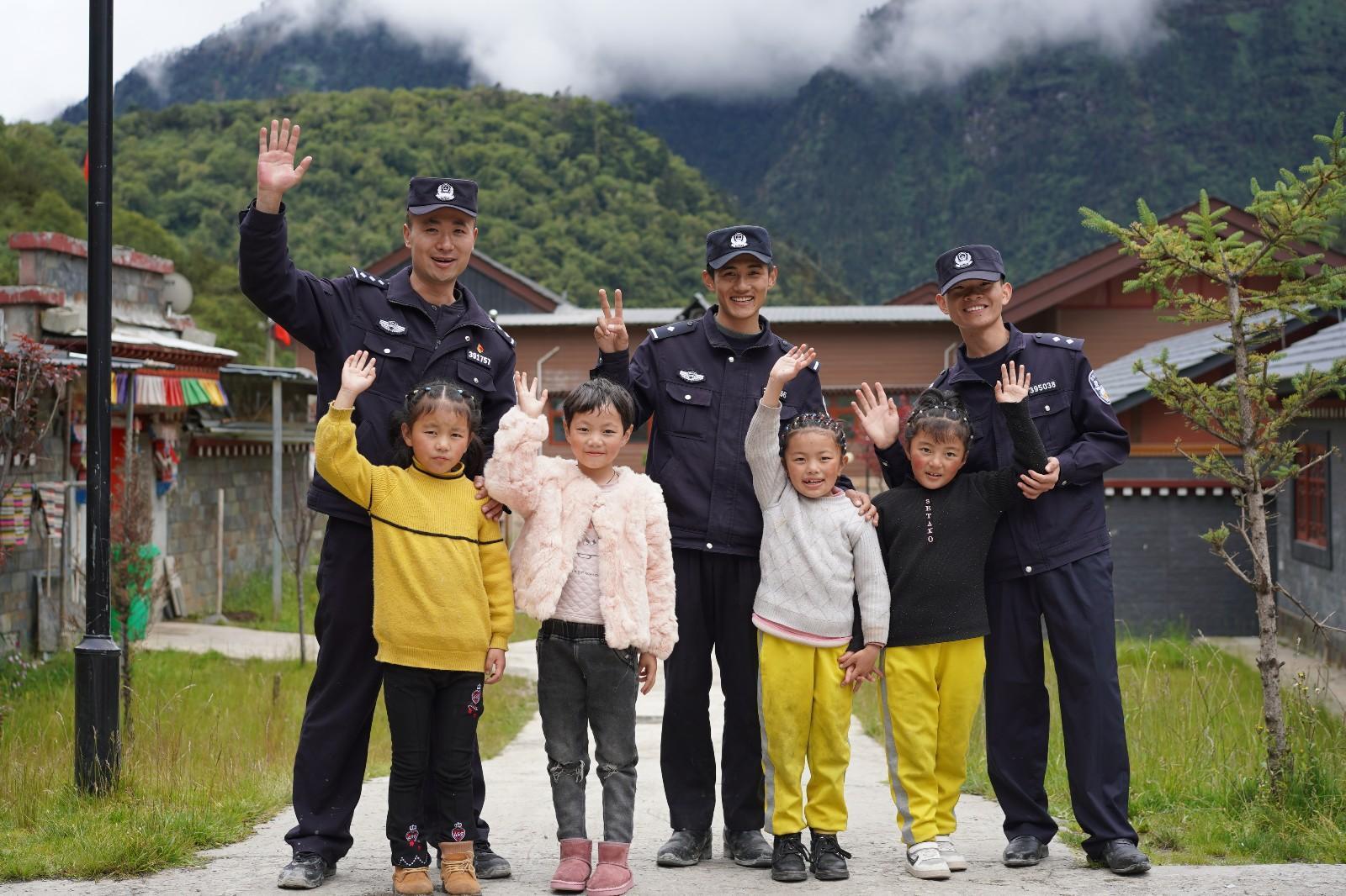 5 圖為玉麥邊境派出所民警在轄區(qū)走訪期間，與轄區(qū)兒童合影.jpg