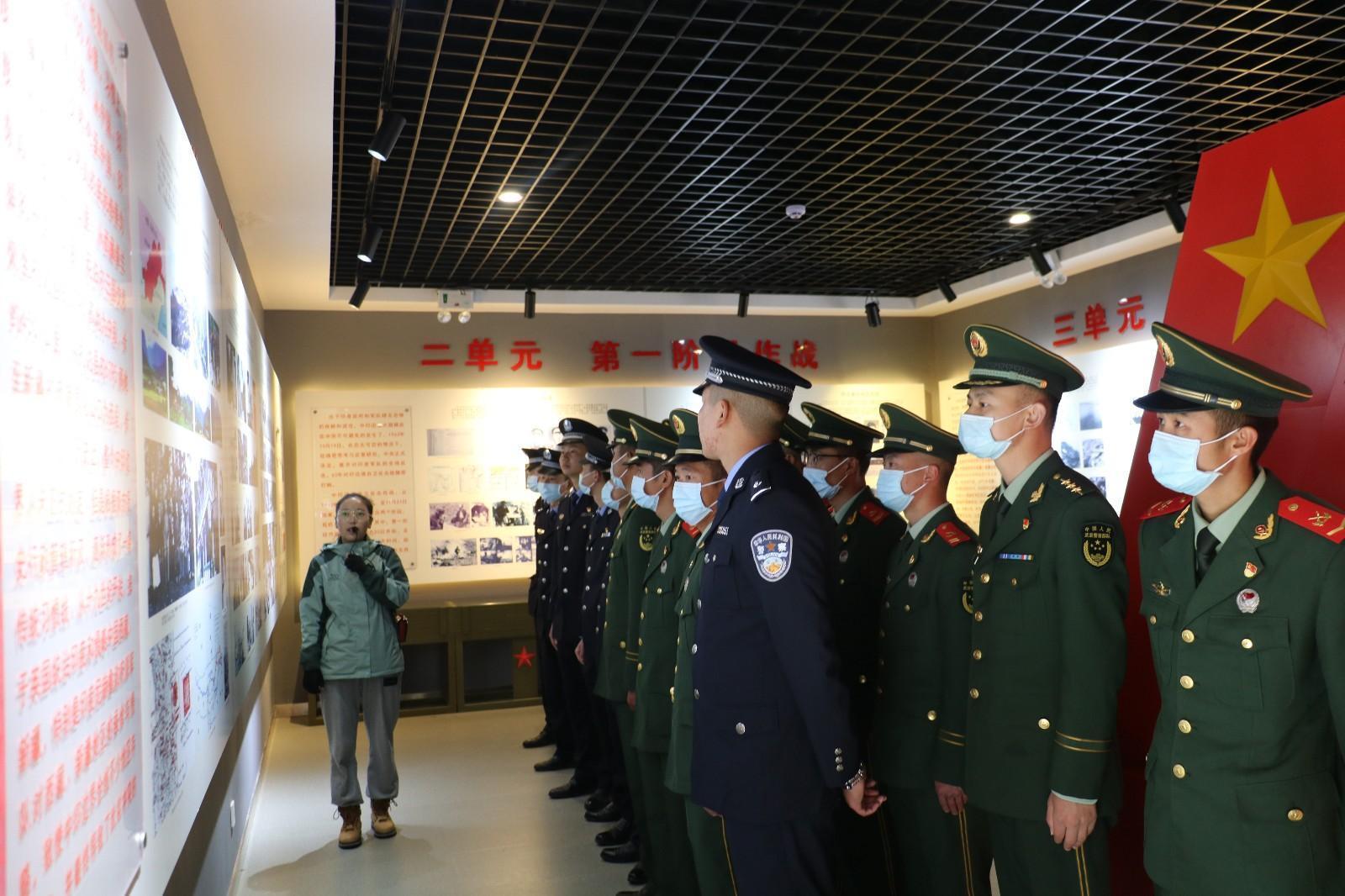 5 圖為錯那邊境檢查站民警與錯那縣武警中隊官兵共同在對印自衛(wèi)反擊戰(zhàn)前沿指揮所舊址陳列館瞻仰革命先烈的光榮事跡，重溫對敵斗爭的光輝歷史   李啟書  攝.jpg